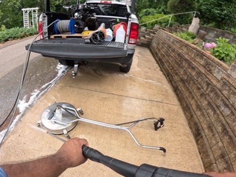 Surface cleaner running on a driveway